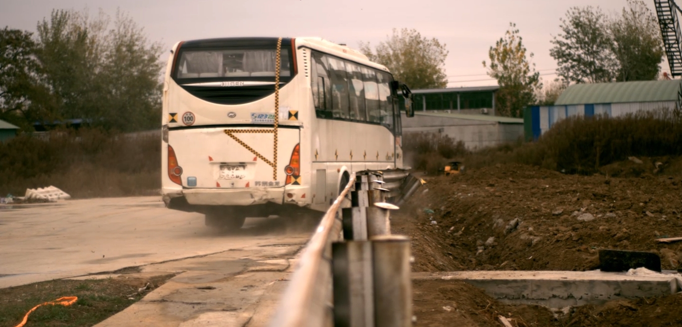 1000FPS High-Speed Camera Captures Bus Crash Test